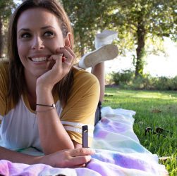 Vapoter en societe femme