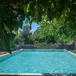 Piscine dans un gite de vacances enardeche