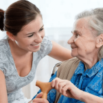 Téléassistance : peut-elle être gratuite pour une personne âgée ou isolée ?